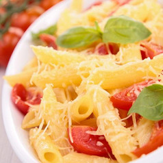 Pasta Gratin mit geschmorten Tomaten