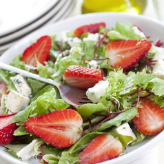 Salat mit Erdbeeren und Schafskäse