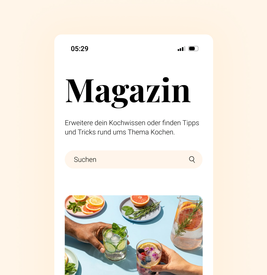 Smartphone-Ansicht eines Magazins: Überschrift "Magazin", kurzer Hinweis zu Koch-Tipps, Suchfeld und Bild mit Händen, die bunte Getränke und frische Kräuter als Rezeptideen halten.