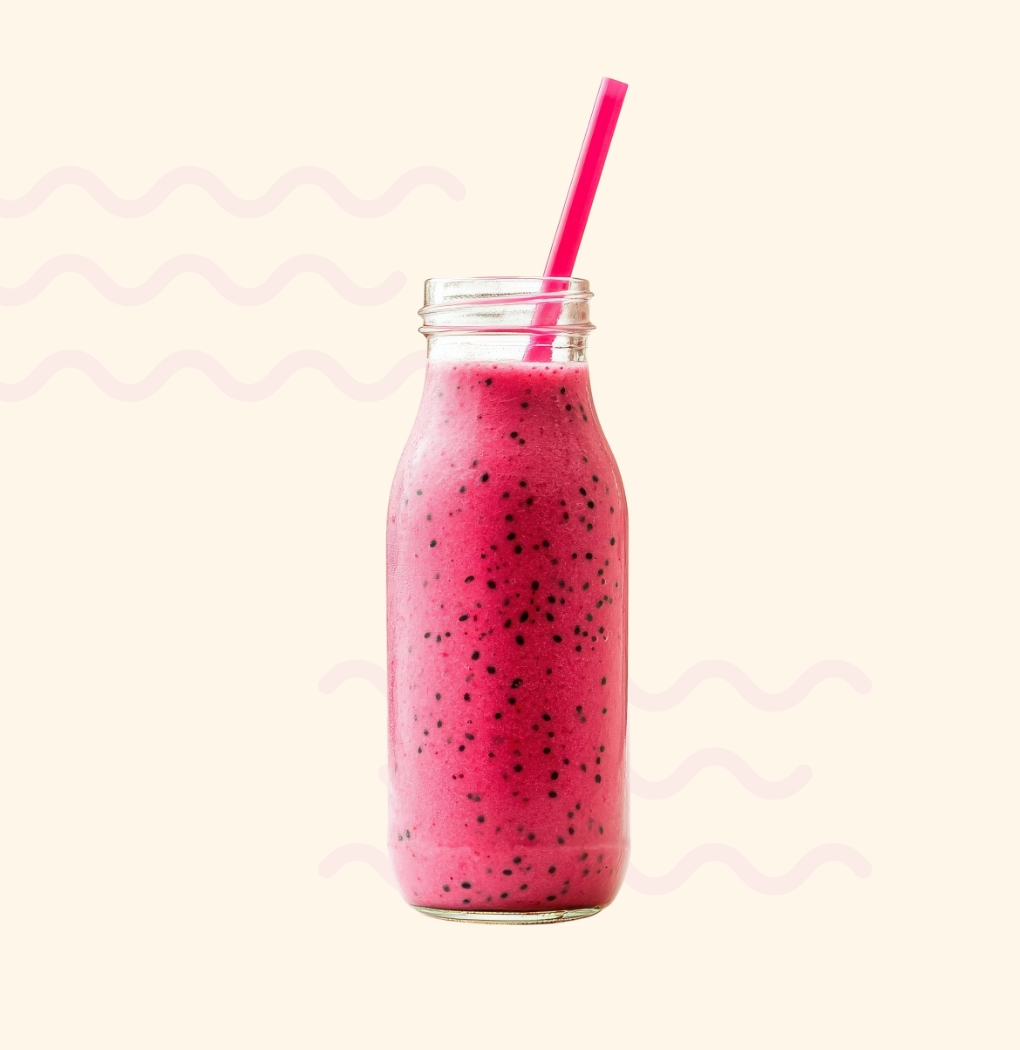 Ein transparentes Glas mit rosaner Smoothie-Textur, dekoriert mit kleinen schwarzen Punkten. Ein pinker Strohhalm steckt im Glas. Im Hintergrund sind sanfte wellenförmige Muster zu sehen.