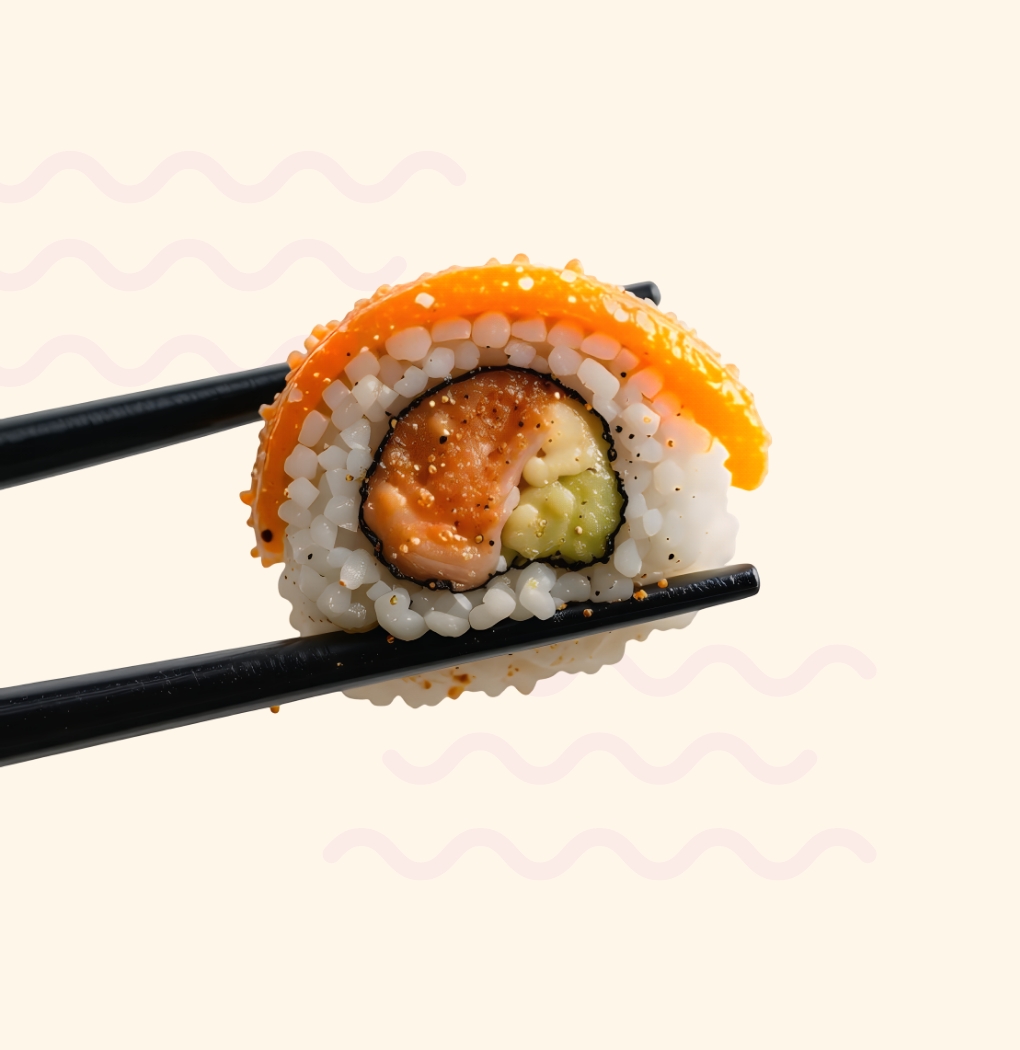 Ein Sushi-Roll mit Lachs, Gurke und Reis wird von einem Paar schwarzer Essstäbchen gehalten. Die Rolle hat eine orangefarbene Oberfläche und ist garnieren mit kleinen gelben Perlen. Der Hintergrund ist in sanften, hellen Tönen gehalten.