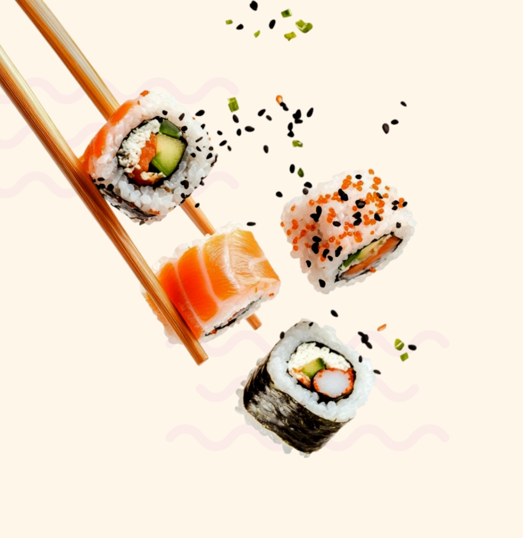 Eine Auswahl an Sushi-Rollen, darunter Lachs- und Gurkenrollen, wird mit einem Paar Essstäbchen gehalten. Einige Sushi-Rollen sind mit schwarzem Sesam und bunten Toppings verziert. Der Hintergrund ist hell und schlicht.