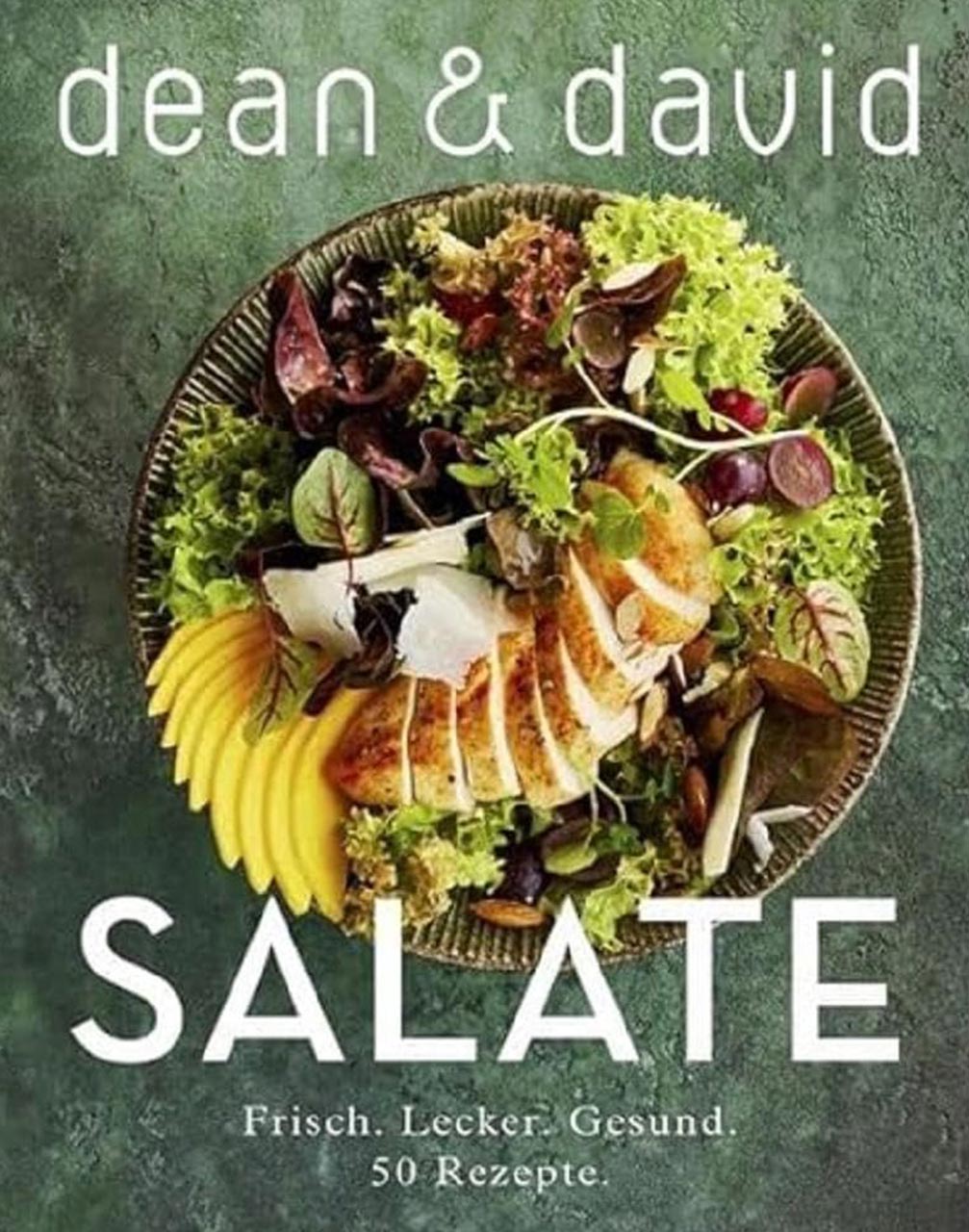 Ein ansprechend angerichteter Salat in einer großen Schüssel, bestehend aus verschiedenen Blattsalaten, gegrilltem Hähnchen, Mango, Trauben und Nüssen. Der Titel "SALATE" ist prominent platziert, begleitet von den Worten "Frisch. Lecker. Gesund. 50 Rezepte."