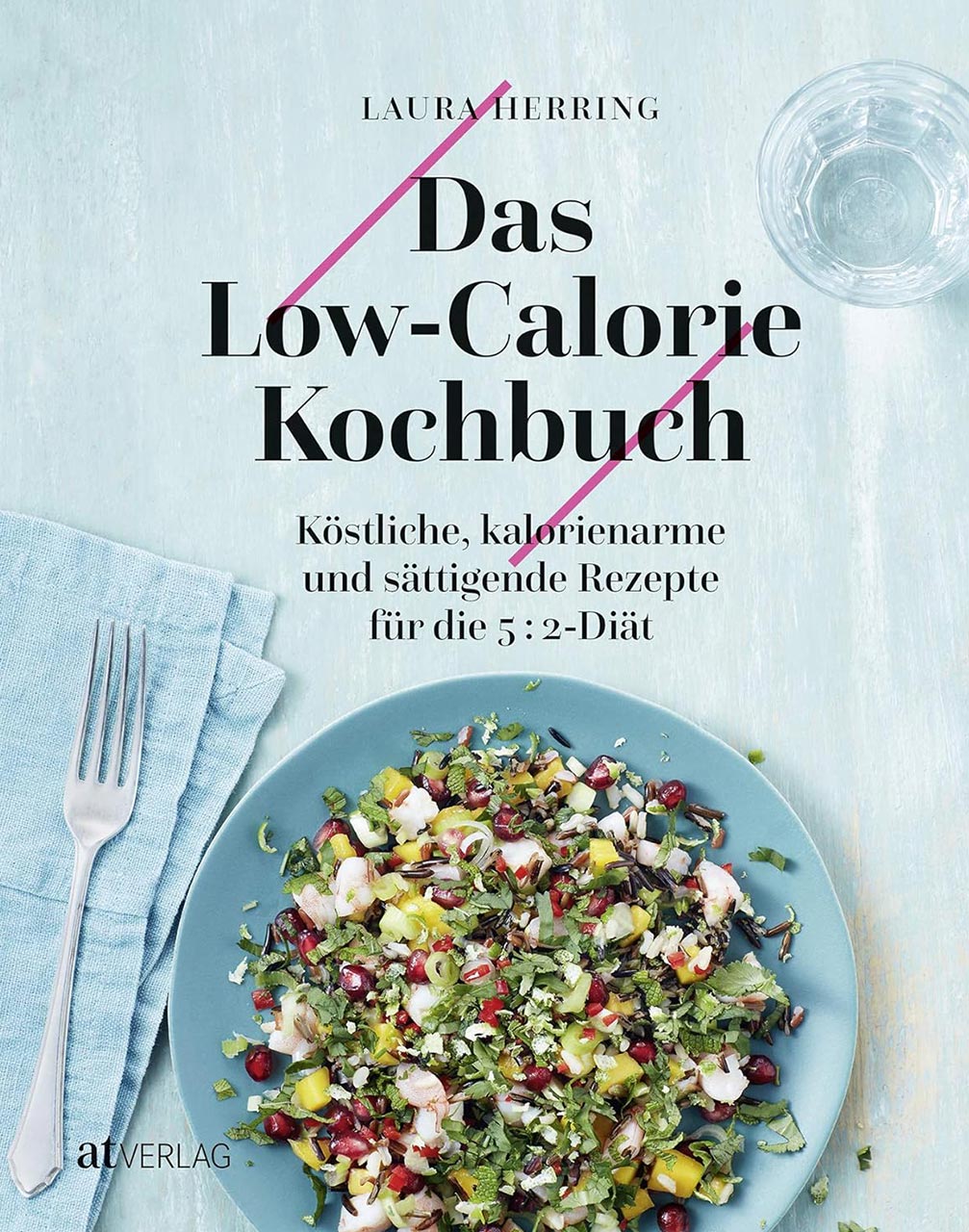 Das Cover des Kochbuchs "Das Low-Calorie Kochbuch" von Laura Herring. Es zeigt eine farbenfrohe Salatplatte mit frischem Gemüse und Kräutern, serviert auf einem blauen Teller. Der Titel hebt leckere, kalorienarme Rezepte für die 5:2-Diät hervor.