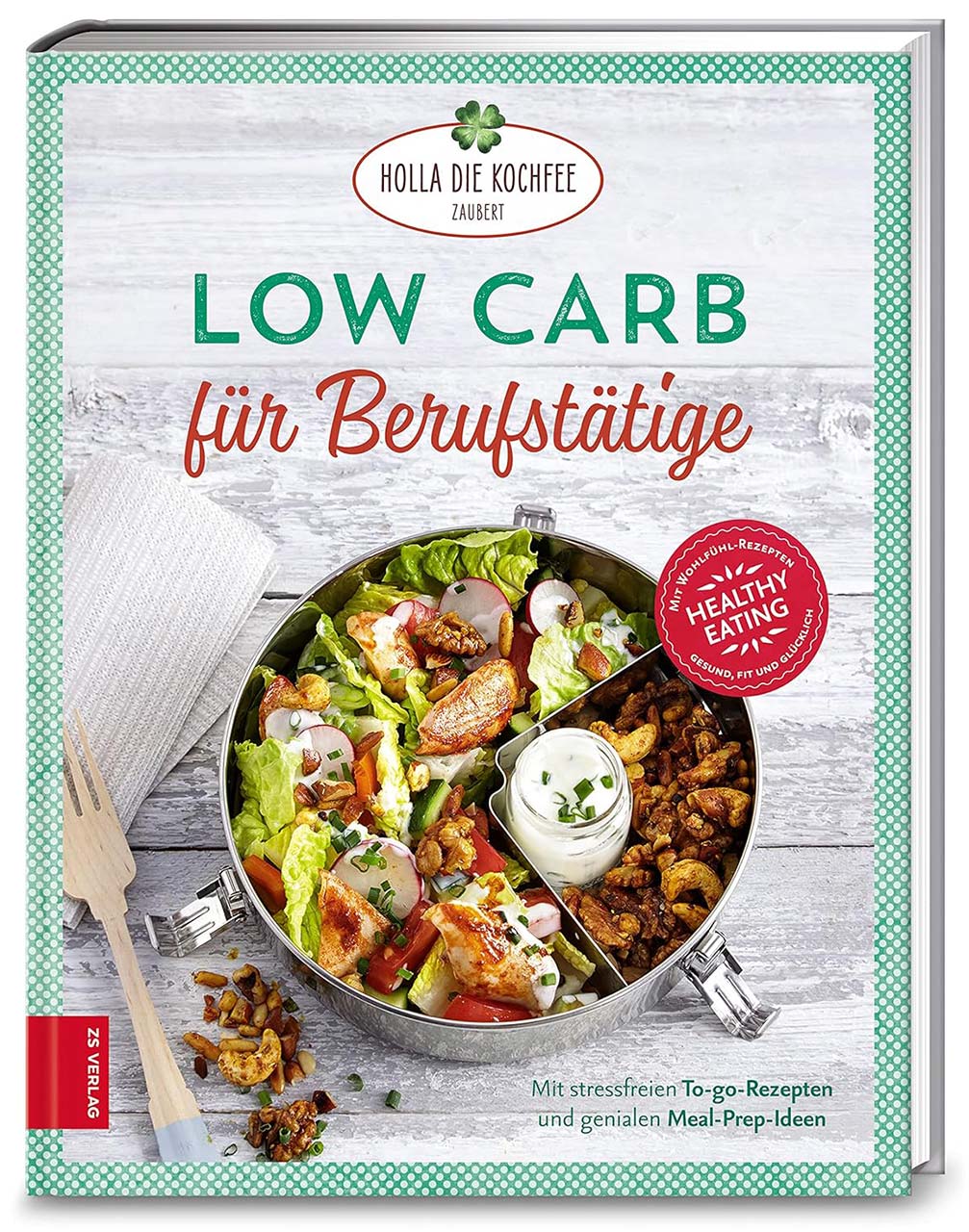 Ein Kochbuchcover mit dem Titel "Low Carb für Berufstätige". Im Mittelpunkt steht eine Auflaufform mit einem bunten Salat, der verschiedene Gemüsesorten, Fleischstücke und einen Dip zeigt. Der Hintergrund ist in Holzoptik gehalten, mit weiteren Textinformationen zu gesunder Ernährung und stressfreien Rezepten.