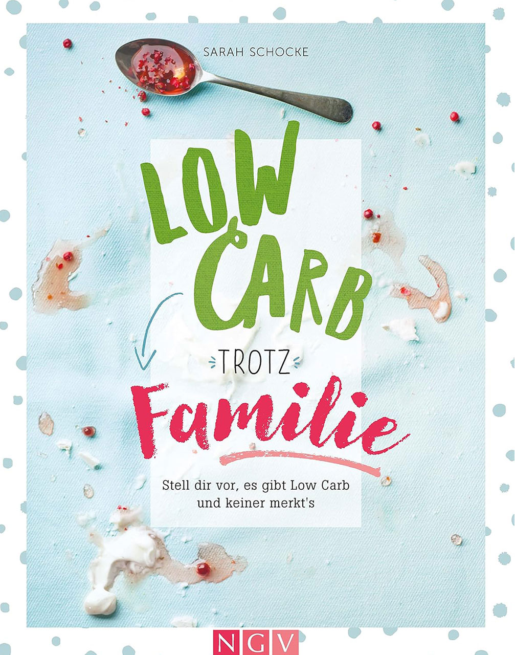Das Bild zeigt das Cover eines Kochbuchs mit dem Titel „Low Carb trotz Familie“ von Sarah Schocke. Der Hintergrund ist hellblau und mit kleinen Punkten verziert. Der Titel ist auffällig in großen, grünen und roten Buchstaben geschrieben, und es gibt eine kleine Beschreibung, die auf eine unerwartete Low-Carb-Erfahrung hinweist.