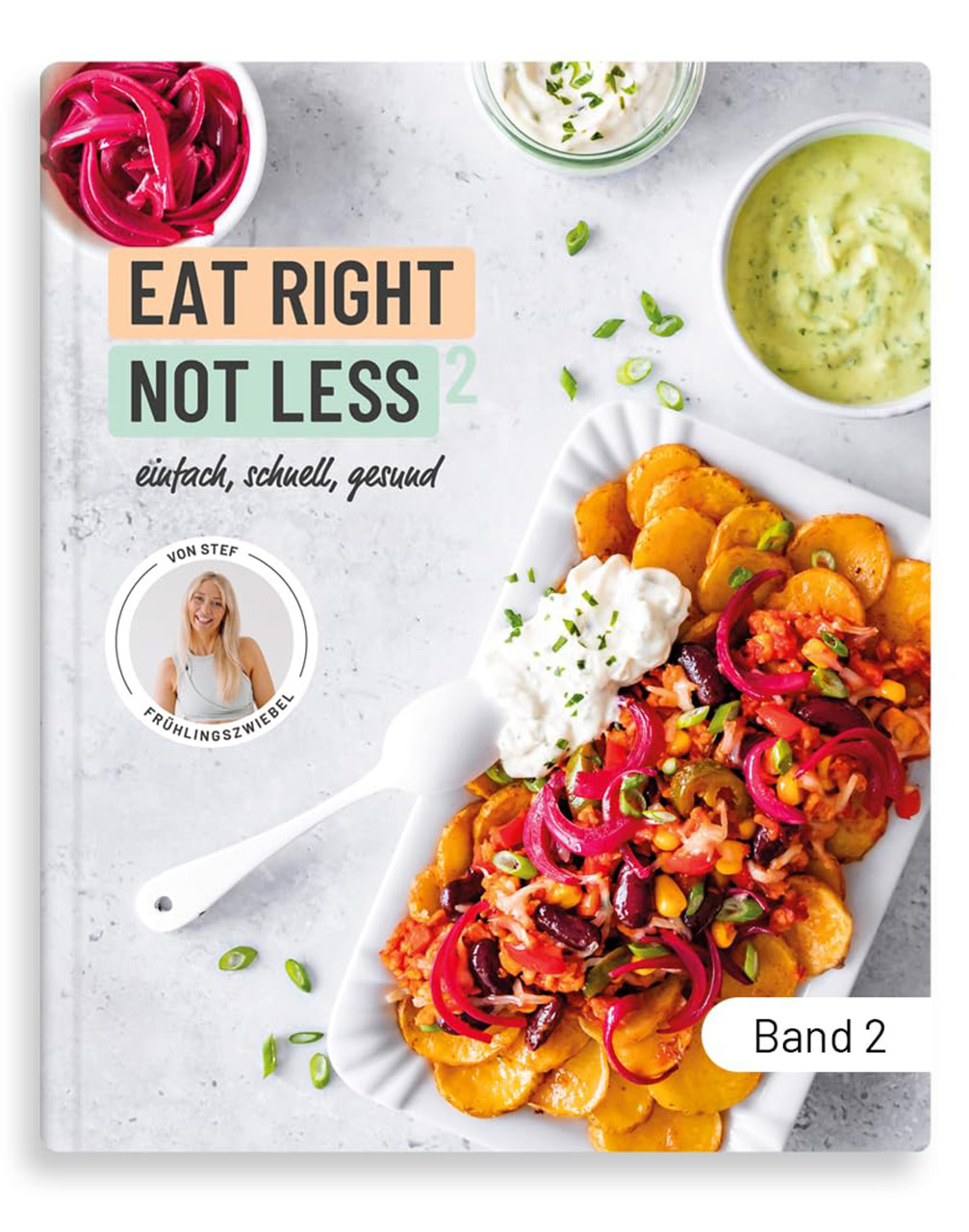 Ein Kochbuch mit dem Titel „Eat Right Not Less 2“ zeigt ein ansprechend angerichtetes Gericht aus Süßkartoffeln, Gemüse und einem Dip. Das Design ist modern und einladend, mit frischen Zutaten und einer weißen Unterlage. Es betont gesunde, einfache Rezepte für eine schnelle Zubereitung.