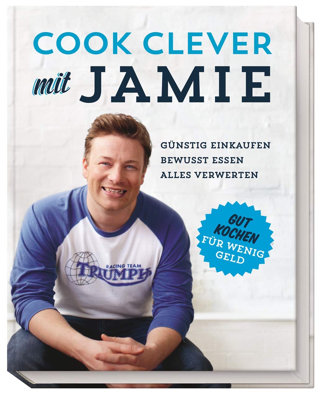 Ein Kochbuch mit dem Titel „Cook Clever mit Jamie“. Es betont günstiges Einkaufen, bewusstes Essen und die vollständige Verwendung von Lebensmitteln. Auf dem Cover sitzt ein Mann lächelnd, trägt ein blau-weißes Shirt und hält seine Hände auf den Knien.