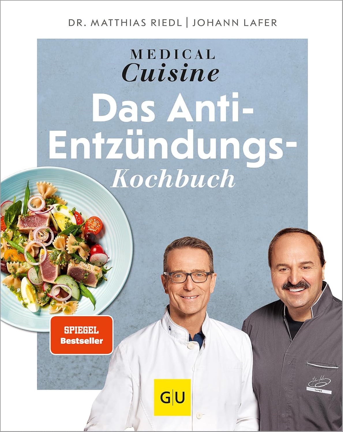 Das Cover des Kochbuchs "Das Anti-Entzündungs-Kochbuch" zeigt eine bunte Salatschüssel mit frischen Zutaten. Darunter steht "SPIEGEL Bestseller". Zwei Köche lächeln freundlich in die Kamera, einer trägt eine weiße Kitteljacke, der andere eine graue.