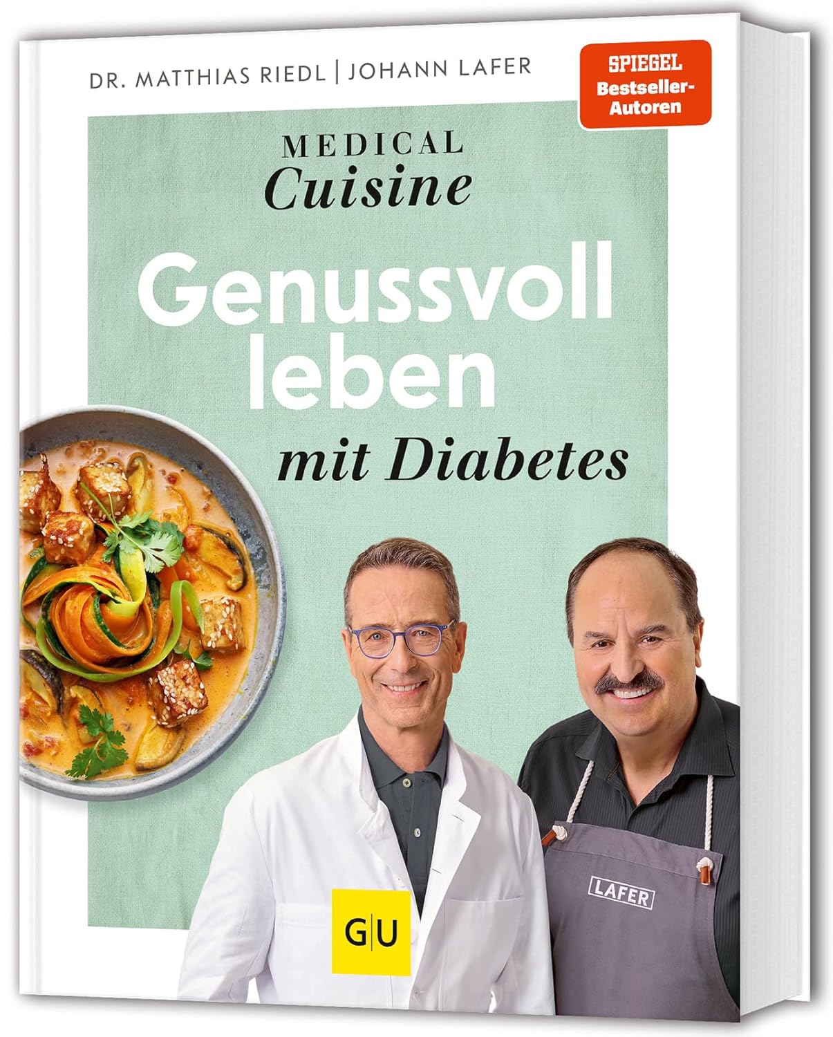 Das Bild zeigt das Cover eines Kochbuchs mit dem Titel "Genussvoll leben mit Diabetes". Es präsentiert zwei Autoren: einen Mann im weißen Kittel und einen weiteren Mann in einer Kochschürze. Neben ihnen ist eine Schüssel mit einer appetitlichen Speise abgebildet.