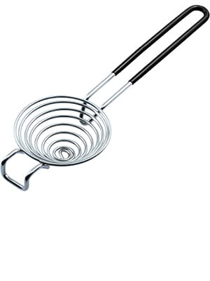 Ein silberner, runder Drahtsieb mit einem langen, schwarzen Griff. Das Sieb hat spiralförmige Löcher, ideal zum Abseihen von Flüssigkeiten aus Lebensmitteln.