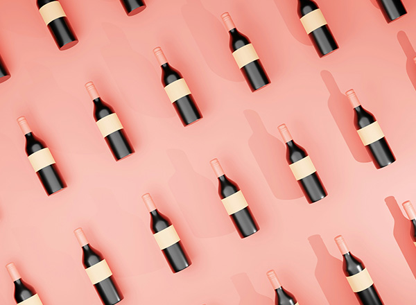 Das Bild zeigt eine wiederholte Anordnung von rotweinfarbenen Flaschen auf einem hellen, rosa Hintergrund. Jede Flasche hat ein neutrales Etikett. Die Schattierungen der Flaschen erzeugen eine interessante visuelle Tiefe.