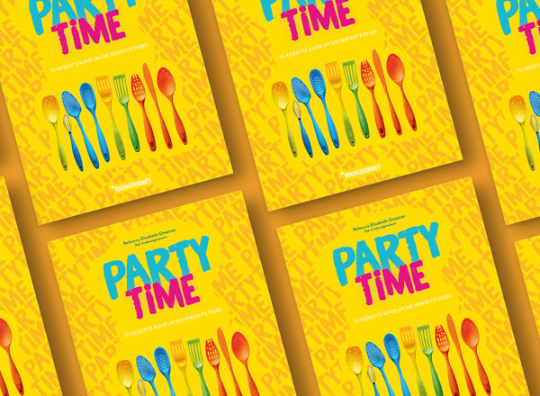 Auf dem Bild sind mehrere bunte Bestecke, darunter Gabeln, Löffel und Messer, vor einem gelben Hintergrund angeordnet. Der Text „PARTY TIME“ ist in großen, auffälligen Buchstaben in Blau und Pink geschrieben, was eine fröhliche, festliche Atmosphäre vermittelt.