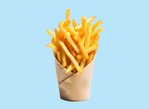 Eine Tüte Pommes frites voller goldbrauner, knuspriger Kartoffelstäbchen. Die Tüte ist hellbeige und hat eine praktische Form, um die Pommes zu halten. Der Hintergrund ist in einem sanften Blauton gehalten.