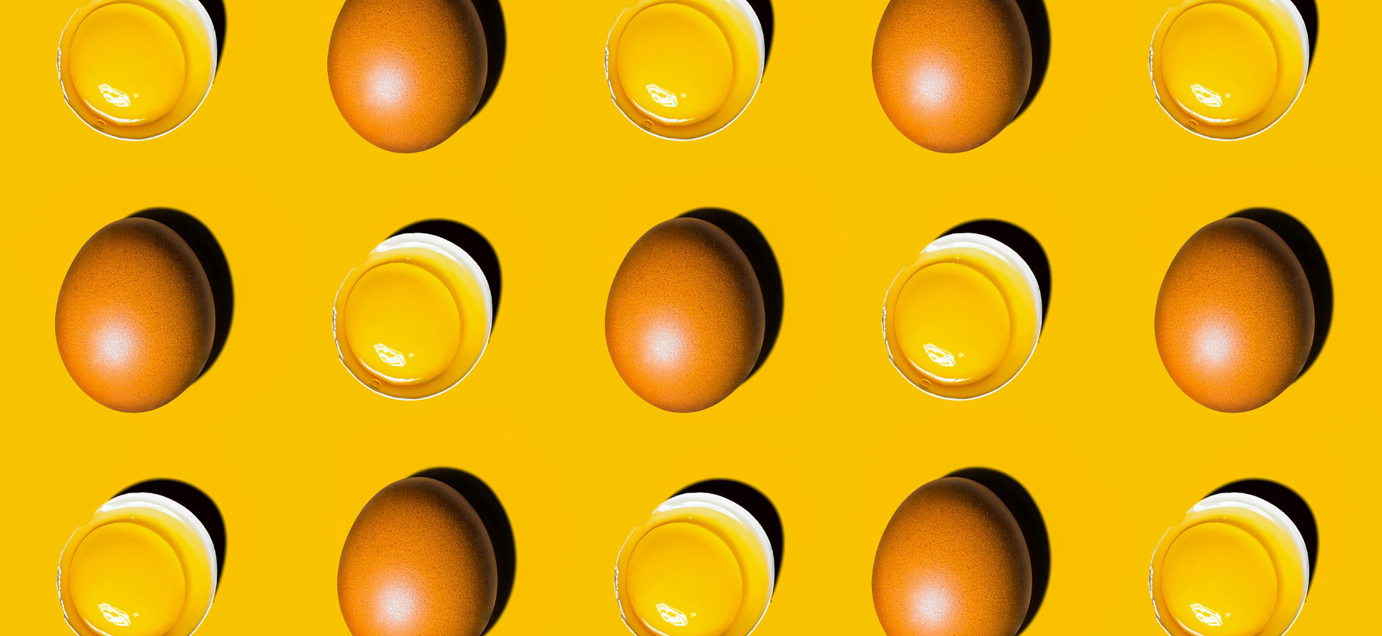 Das Bild zeigt eine wiederholte Anordnung von braunen Eiern und kleinen Schalen mit Eigelb auf einem orangefarbenen Hintergrund. Die Eier sind ganz, während die Schalen teilweise sichtbar sind und das Flüssige zeigen.