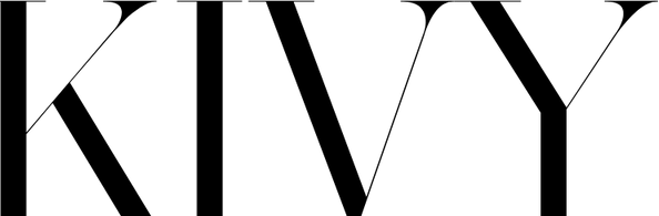 Ein minimalistischer schwarz-weißer Schriftzug mit dem Wort „LOVE“ in großen Buchstaben. Der Schriftzug hat eine verspielte Schriftart, die das Wort in einem einladenden und positiven Licht darstellt.