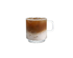 Ein transparenter Glasmug mit einem Schichten von kaltem Kaffee und Milch. Die obere Schicht ist dunkelbraun, während die untere Schicht hell ist. Der Becher hat einen Henkel.