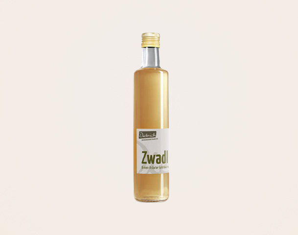 Eine Flasche mit dem Etikett „Zwadl“, einer klaren, hellbraunen Flüssigkeit. Die Flasche hat einen Schraubdeckel und eine klare Form, die den Inhalt gut sichtbar macht. Das Etikett enthält Informationen über das Getränk, einschließlich eines feinen, eleganten Designs.