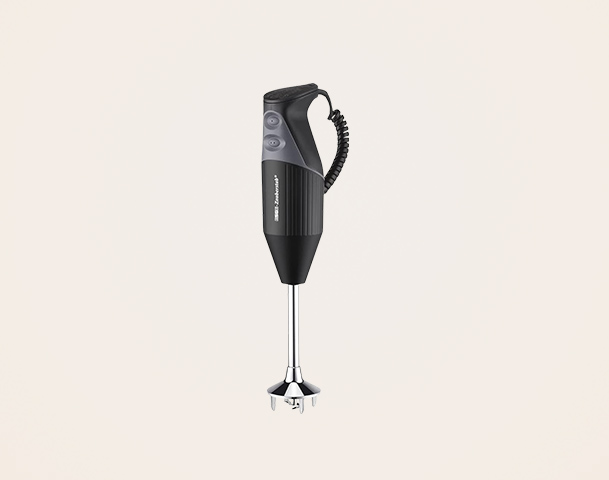 Ein schwarzer Stabmixer mit einem langen, spitz zulaufenden Edelstahlfuß. Der Mixaufsatz hat mehrere Klingen am Ende. Der Griff ist ergonomisch geformt und verfügt über zwei Tasten. Ein spiralförmiges Kabel ist an der Unterseite des Griffs angebracht.