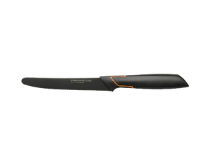 Ein schwarzes Küchenmesser mit einer schlanken, glatten Klinge und einem ergonomischen Griff in Schwarz mit orangefarbenen Akzenten. Das Messer eignet sich zum Schneiden von Brot oder anderen Lebensmitteln.