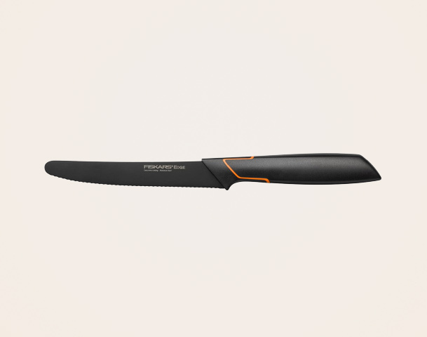 Ein schwarzes Brotmesser mit gezahnter Klinge und ergonomischem Griff. Der Griff hat orangefarbene Akzente. Das Messer ist für präzises Schneiden von Brot und ähnlichen Lebensmitteln konzipiert.
