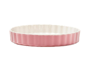 Eine flache, runde Auflaufform mit wellenförmigen Rändern. Die äußere Farbe ist ein sanftes Rosa, während das Innere weiß ist. Die Form besteht aus Keramik und hat eine glatte Oberfläche.