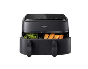Ein schwarzer Heißluftfryer von Philips mit zwei Fächern für die Zubereitung von Lebensmitteln. Im oberen Fach sind Brokkoli und im unteren Fach Stücke von Brathähnchen sichtbar. Der Frizer hat eine digitale Steuerung auf der Oberseite.