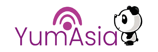 Logo von YumAsia, das den Schriftzug in lila zeigt. Ein niedlicher Panda mit einem schwarzen und weißen Gesicht steht rechts neben dem Schriftzug. Der Panda trägt eine verspielte Ausstrahlung.