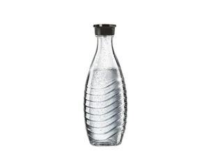 Zwei identische, schlanke Glasflaschen mit schwarzem Verschluss, gefüllt mit klarem Sprudelwasser, geriffelte Oberfläche und sichtbare Kohlensäureblasen.