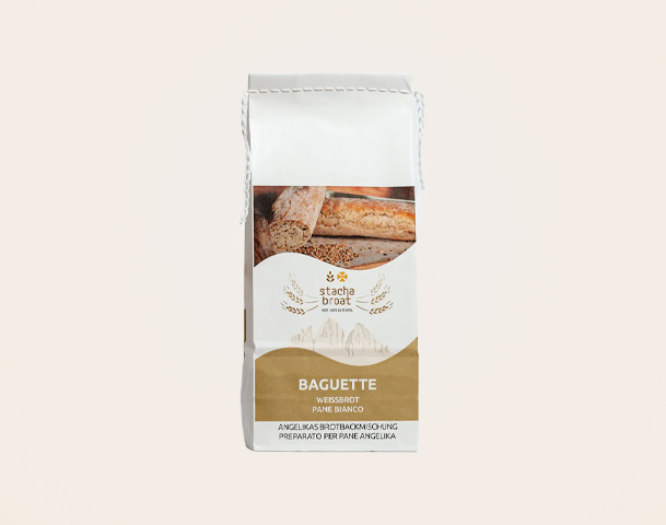 Verpackung eines Baguette-Backmischung. Der sichtbare Teil zeigt das Baguette und den Produktnamen „Stacha Brot Baguette“ sowie einige Zutaten. Die Verpackung hat eine helle Farben und ist in einem einfachen, modernen Design gehalten.