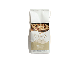 Weiß-goldene Verpackung einer Focaccia-Backmischung mit Foto einer belegten Focaccia; deutliches Wort "FOCACCIA" auf der Vorderseite.