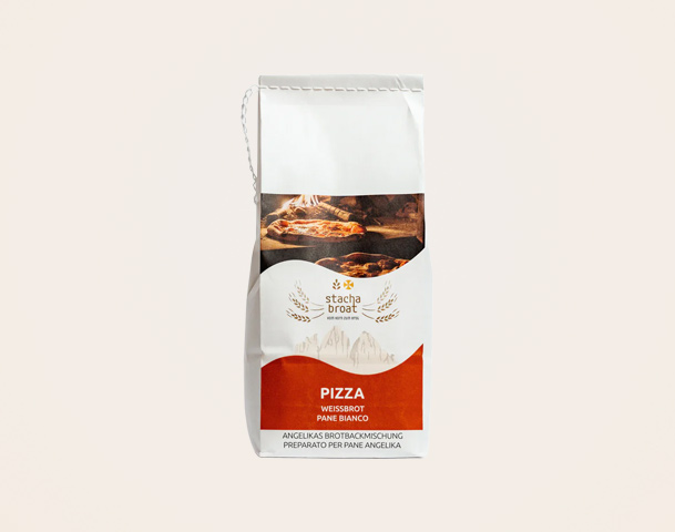 Eine weiße Papiertüte mit einer Mischung zur Herstellung von Pizza. Auf der Vorderseite ist der Schriftzug "PIZZA" prominent in roter Schrift zu sehen. Darüber befinden sich Bilder von frisch gebackener Pizza. Der Produktname und die Marke "stacha brot" sind ebenfalls abgedruckt.
