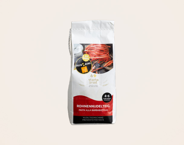 Eine Tüte Rohennudelteig mit dem Aufdruck „Rohennudelteig Pasta alla Barabietola“. Es sind Angaben zur Zubereitungszeit (4–6 Minuten) und eine Empfehlung für die Herstellung von Pasta zu sehen. Das Design ist in überwiegend hellen Farben gehalten.