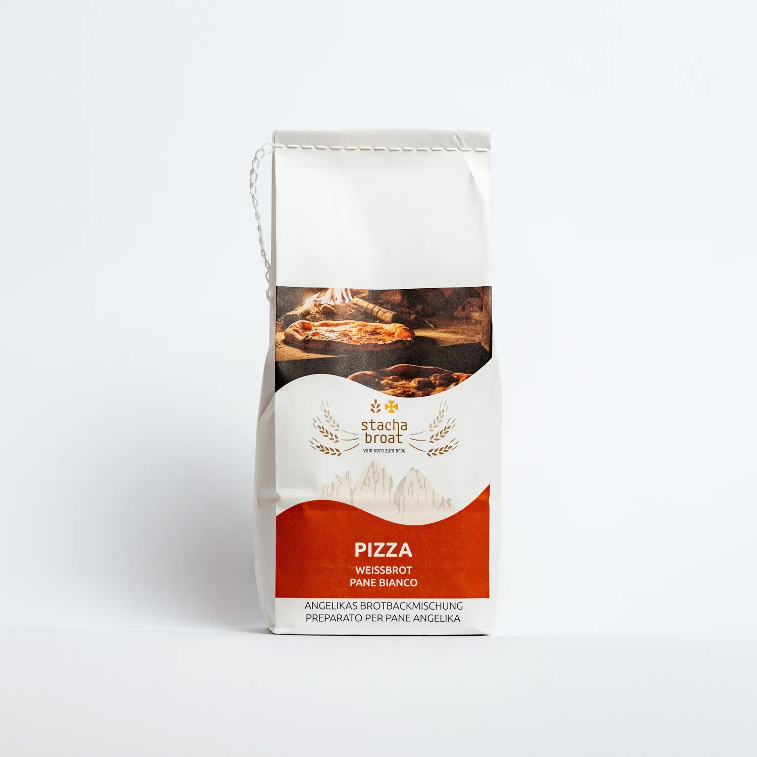 Eine weiße Verpackung mit einer Ablage für Pizzateig, gekennzeichnet mit dem Namen "stacha broat". Der Text enthält die Wörter "Weißbrot" und "Pizza". Im Hintergrund ist eine Abbildung von Pizza zu sehen.