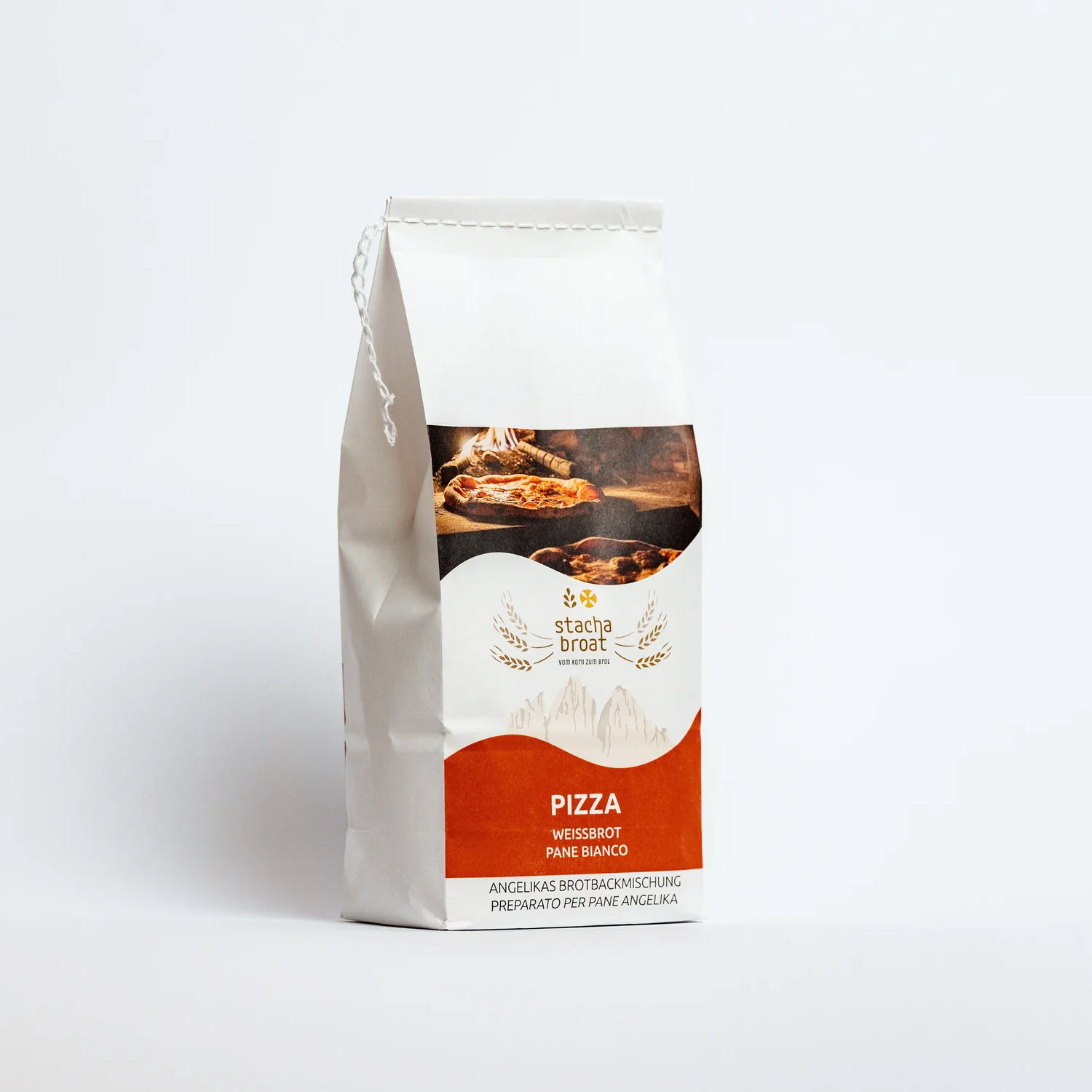 Eine weiße Papiertüte mit dem Aufdruck "Pizza Weißbrot" und einer Abbildung von Pizza. Darunter steht "Angelikas Brotbäckmischung". Die Verpackung vermittelt den Inhalt, eine Mischung zur Zubereitung von Pizzateig.