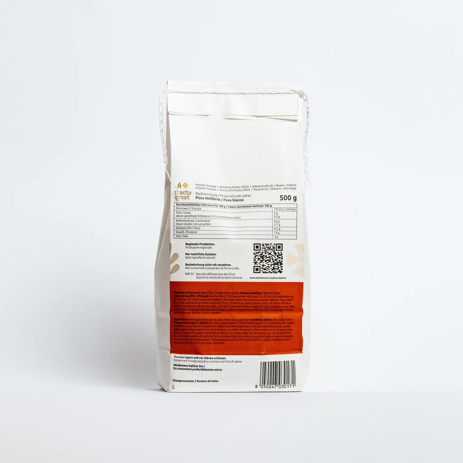 Eine weiße Tüte mit rot-grauer Schrift an der Rückseite, die Informationen zu einem Backprodukt enthält. Das Gewicht beträgt 500 g. Es sind Nährwertangaben und ein QR-Code abgebildet. Die Tüte trägt den Namen „stärchetrat“.
