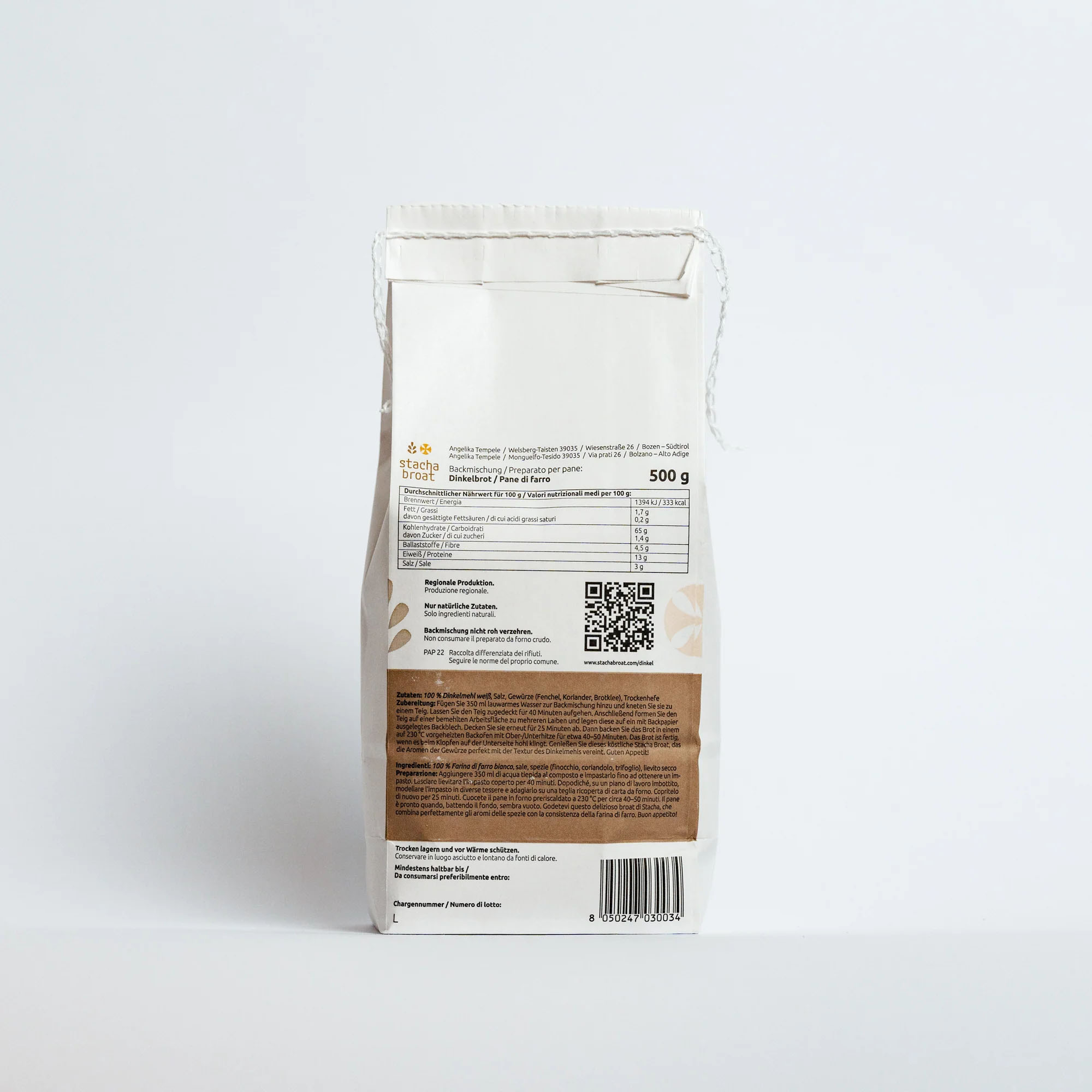 Eine Verpackung von 500 g Backmischung für Brot mit einer Anleitung zur Zubereitung. Auf der Rückseite sind Nährwertangaben, Zutaten und ein QR-Code abgedruckt. Das Design ist schlicht und enthält helle Farben sowie grafische Elemente.