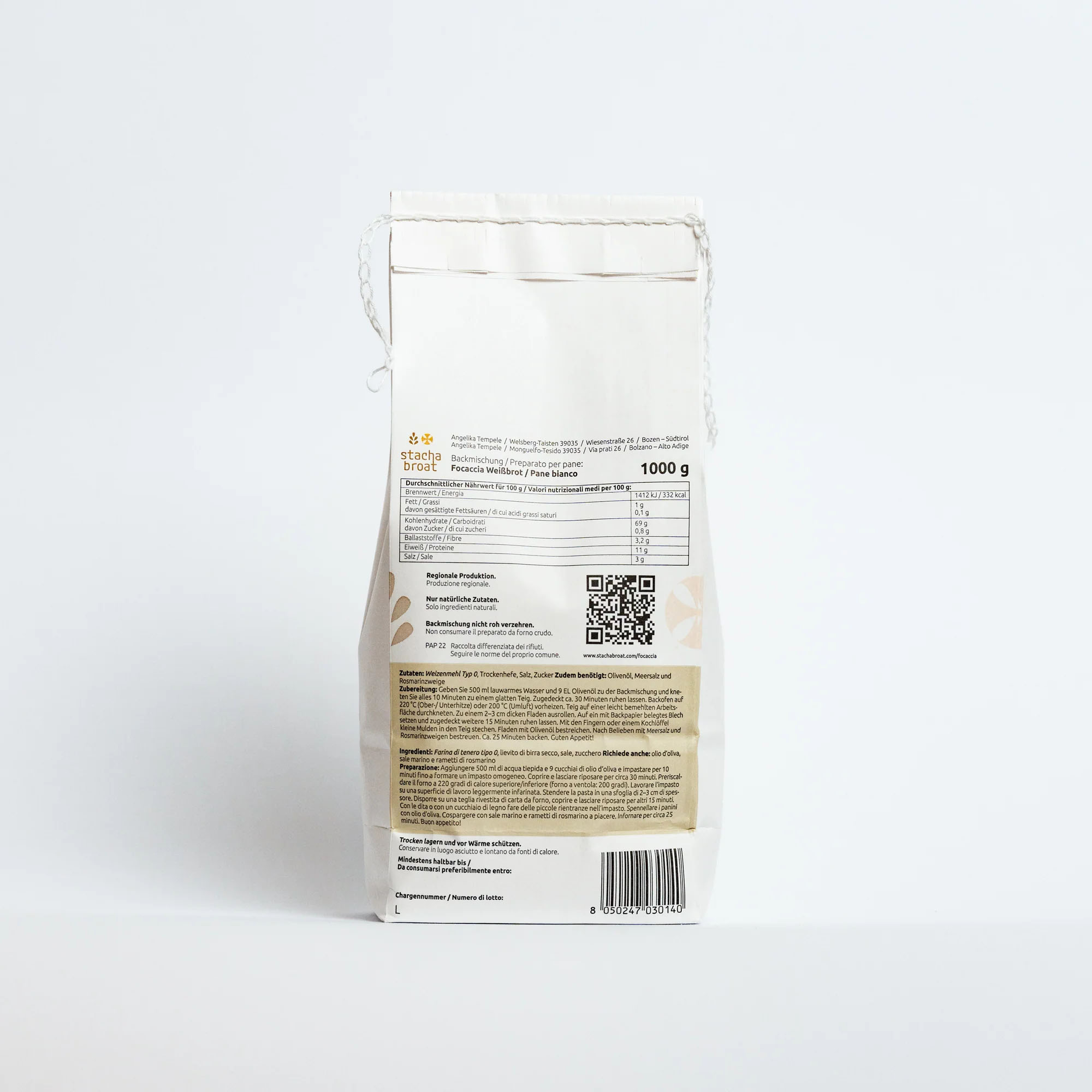 Eine Verpackung für Brotbackmischung mit einem Gewicht von 1000 g. Der Hintergrund ist hell, und die Rückseite zeigt Nährwertangaben sowie einen QR-Code. Weitere Informationen beinhalten Zutaten wie Weizenmehl und Hinweise zur Zubereitung.