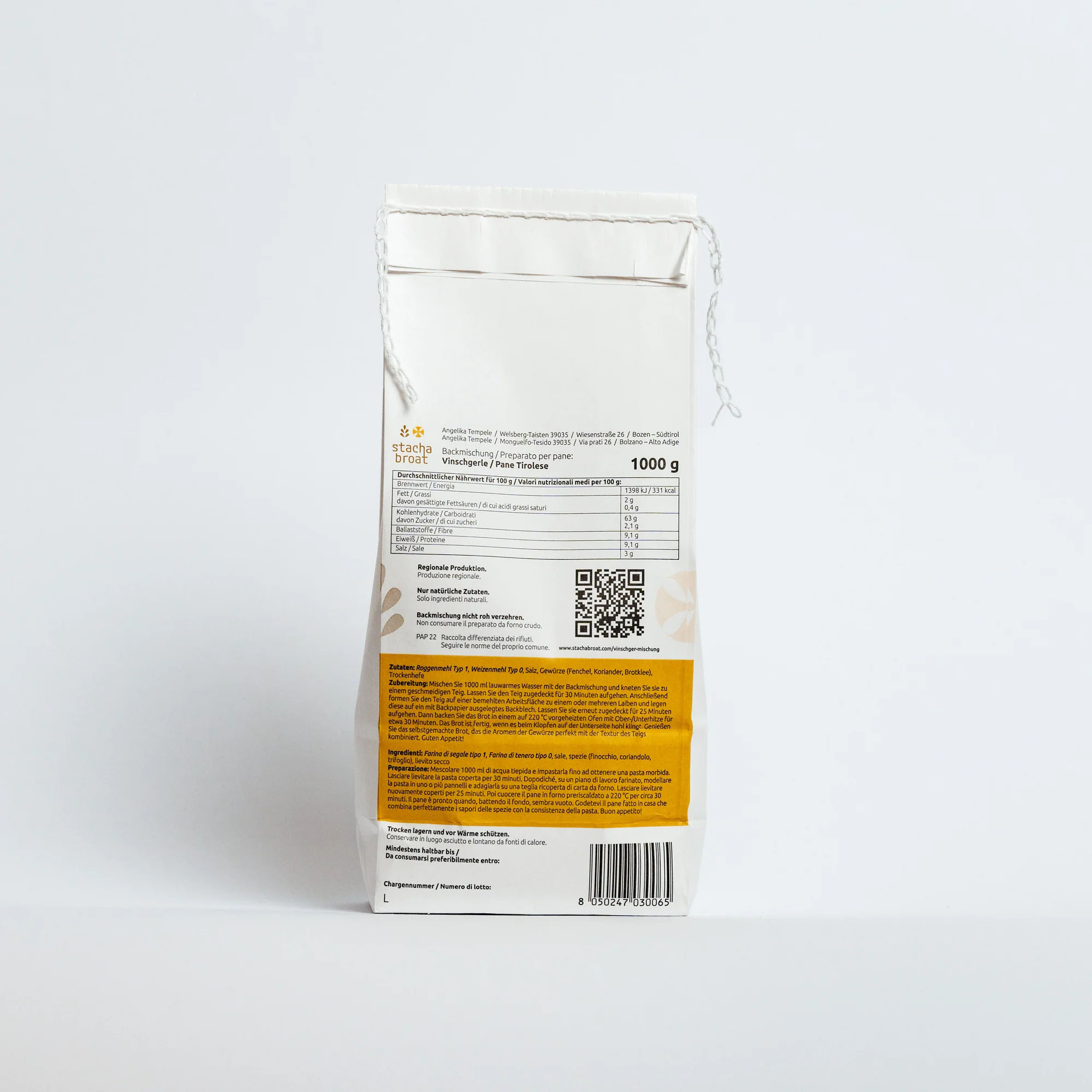 Rückseite eines Papiersacks mit 1000 g Inhalt. Angabe des Produkts "staah brot" und Nährwertinformationen. Weitere Details zu Inhaltsstoffen und einer QR-Code-Option sind vorhanden. Die Verpackung ist weiß mit einer farbigen Unterseite.