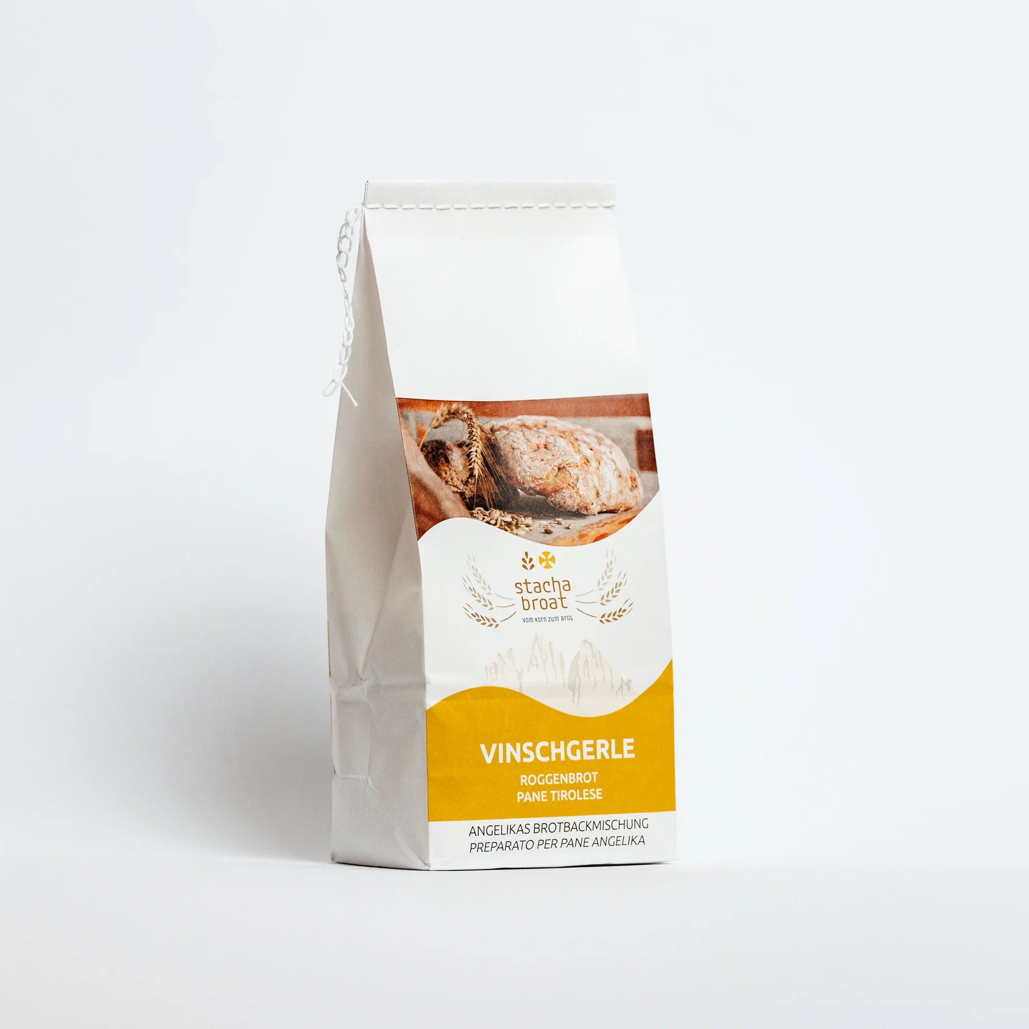 Verpackung für Vinschgerle, ein Roggenbrot aus Südtirol. Die Tüte ist überwiegend weiß mit einem gelben unteren Abschnitt, auf dem der Produktname steht. Oben ist ein Bild eines Brotes abgebildet, das die rustikale Natur des Produkts betont.