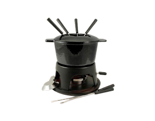 Schwarzes Fondueset: Topf mit Deckel auf Ständer über einem Brenner, mehrere Fonduegabeln stecken im Deckel, daneben ein Löffel und zusätzliche Gabeln.