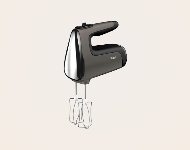 Ein schwarzer Handmixer mit glänzenden Akzenten. Er hat zwei Rührbesen und einen ergonomischen Griff. Auf der Oberseite befindet sich ein Bedienknopf für die Geschwindigkeitsregelung, während das Logo "Tefal" seitlich angebracht ist.