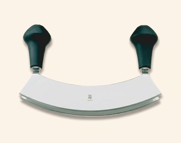 Ein Wiegemesser mit zwei schwarzen Griffen und einer gebogenen, glänzenden Klinge. Es ist zum Zerkleinern von Kräutern oder Gemüse geeignet. Die Klinge ist mittig markiert mit dem Logo des Herstellers.