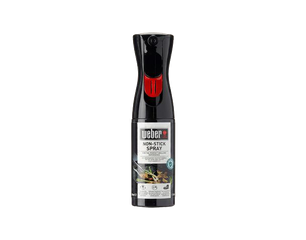 Das Bild zeigt eine Flasche mit Antihaftspray von Weber. Die Flasche hat eine schwarze Farbe mit einem roten Sprühkopf und einem Etikett, das Informationen über das Produkt enthält. Das Spray wird verwendet, um das Anhaften von Lebensmitteln beim Grillen zu verhindern.