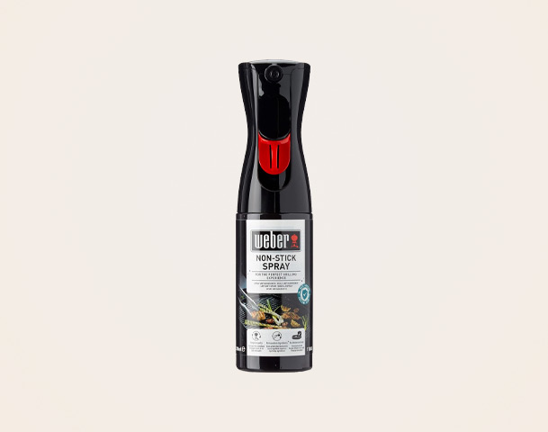 Das Bild zeigt eine Flasche Non-Stick Spray von Weber. Die Flasche ist schwarz mit einem roten Sprühkopf und enthält Informationen über das Produkt auf dem Etikett. Das Spray dient dazu, das Ankleben von Lebensmitteln beim Grillen und Kochen zu verhindern.