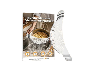 Halbmondförmiges, perforiertes Edelstahlsieb neben Verpackung: multifunktionales Abtropfsieb, das an Topfrand eingehängt wird und beim Abgießen von Pasta über dem Spülbecken verwendet wird.