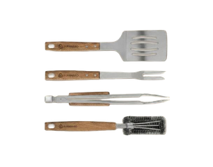 Vier Grillwerkzeuge nebeneinander: Wender/Spachtel, Grillgabel, Grillzange und Grillbürste mit Holzgriffen.