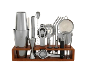 Edelstahl-Cocktailset auf Holzständer mit Shaker, Messbecher (Jigger), Barsieb, Löffel und weiteren Barwerkzeugen zum Mixen von Getränken.