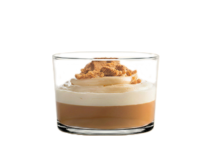 Kleines transparentes Glas mit Schichtdessert: untere Karamell-/Kaffeeschicht, darüber weiße Creme, oben Schlagsahne und zerbröselte Keksstücke.