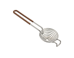 Metallisches Küchengerät: spiralförmiger Schöpflöffel mit konzentrischen Ringen und langem Holzgriff.
